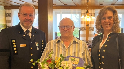 1.Vorstand Armin Kraus und Kassiererin Karin Kraus gratulierten Vereinswirt Martin Lotter zum 70. Geburtstag (Bild: Franz Lotter)