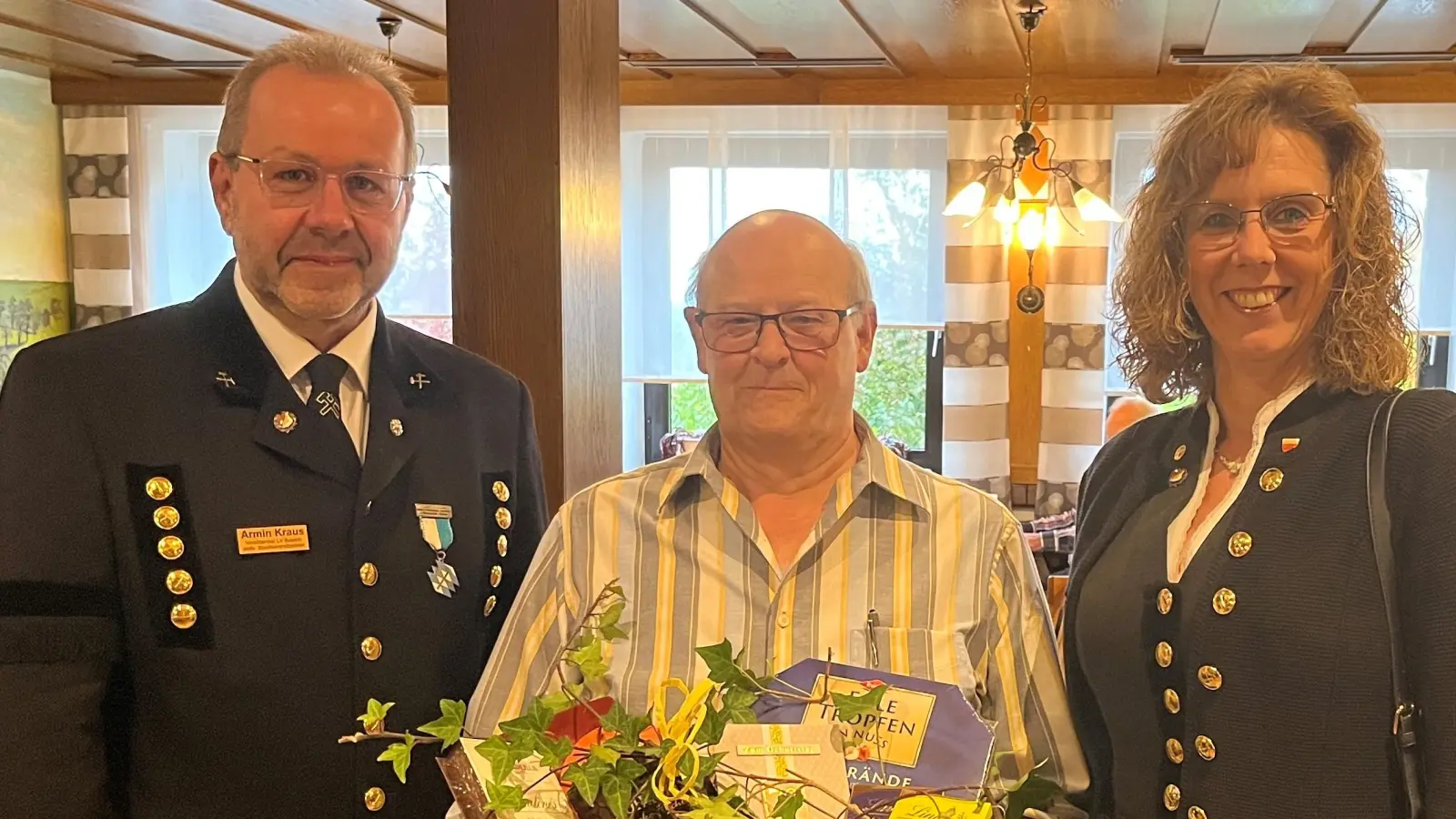 1.Vorstand Armin Kraus und Kassiererin Karin Kraus gratulierten Vereinswirt Martin Lotter zum 70. Geburtstag (Bild: Franz Lotter)