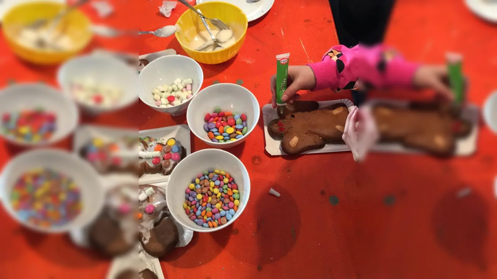 Die Kinder beim Verzieren der von der Bäckerei Rosner gespendeten Lebkuchen. (Bild: Tobias Gabel)