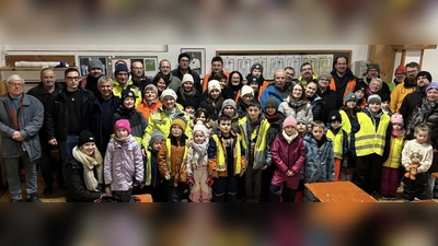 55 Wanderer gingen am 16. Januar einen 5 km Rundgang durch Oberviechtach. (Bild: Anna Schönberger)