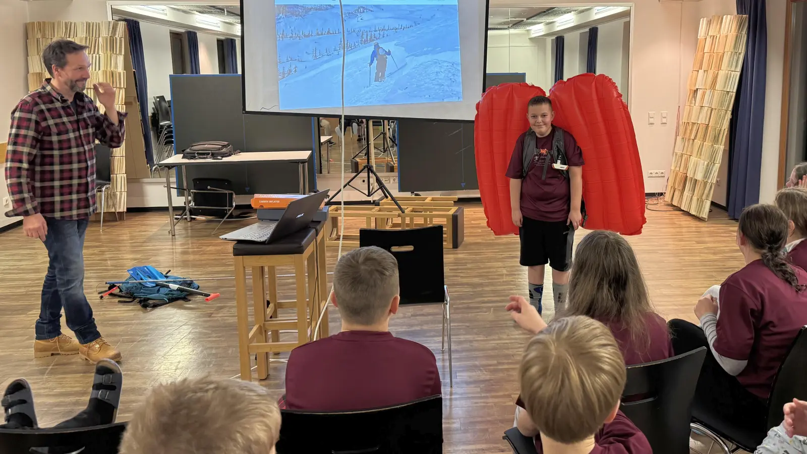 Linus Matt durfte den Lawinenairbag von Lawinenexperte Alexander Römer öffnen. (Bild: Alexander Köstler)