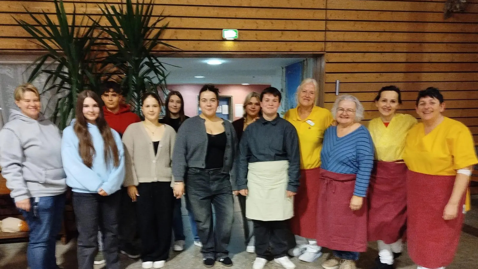 Die Schulsanitäter der Realschule Kemnath gemeinsam mit Studienrätin Maria Busch und dem Pflegepersonal beim italienischen Abend im Haus Falkenstein. (Bild: Maria Busch)