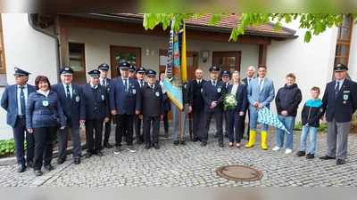 Unter Begleitung eines großen Vereinsaufgebots trug KSK-Vorsitzender Christian Schießl dem Bürgermeister die Schirmherrschaft für das 150-jährige Gründungsjubiläum im Juli an. (Bild: Georg Lang)