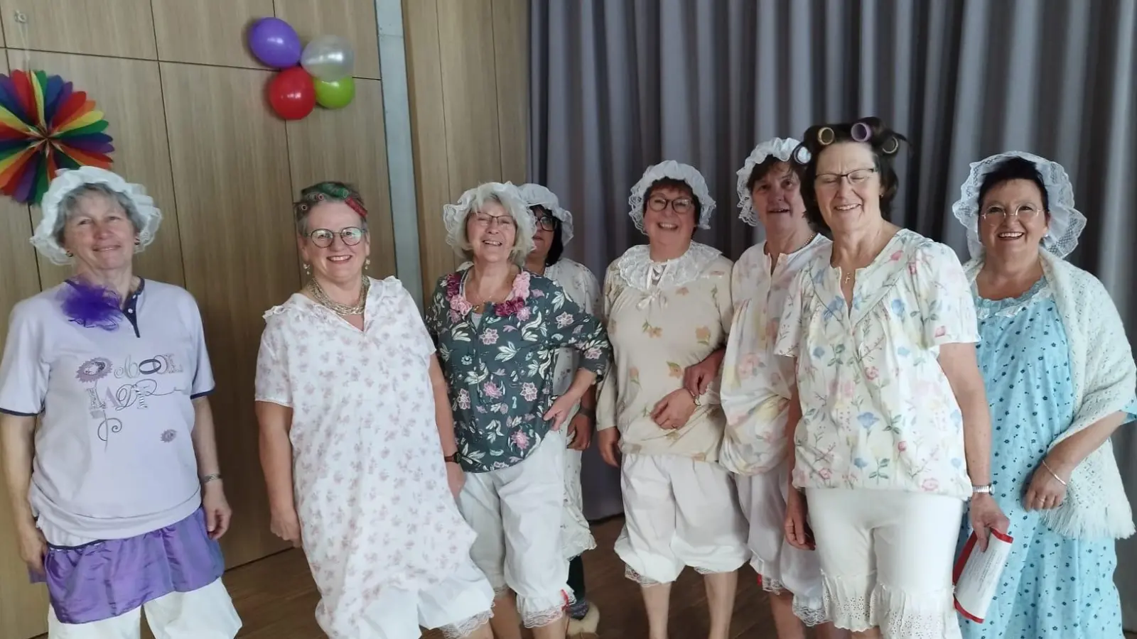 Die Frauenbund-Vorstandschaft präsentiert das „Nachthemd-Lied” (Bild: Heidi Dippl)