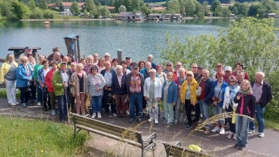Die Reisegruppe des Heimatvereins Birgland vor dem Schliersee (Bild: Dieter Lettau)
