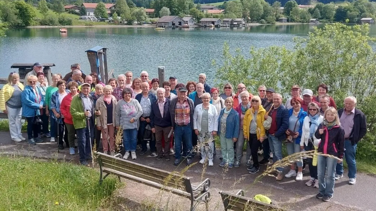 Die Reisegruppe des Heimatvereins Birgland vor dem Schliersee (Bild: Dieter Lettau)