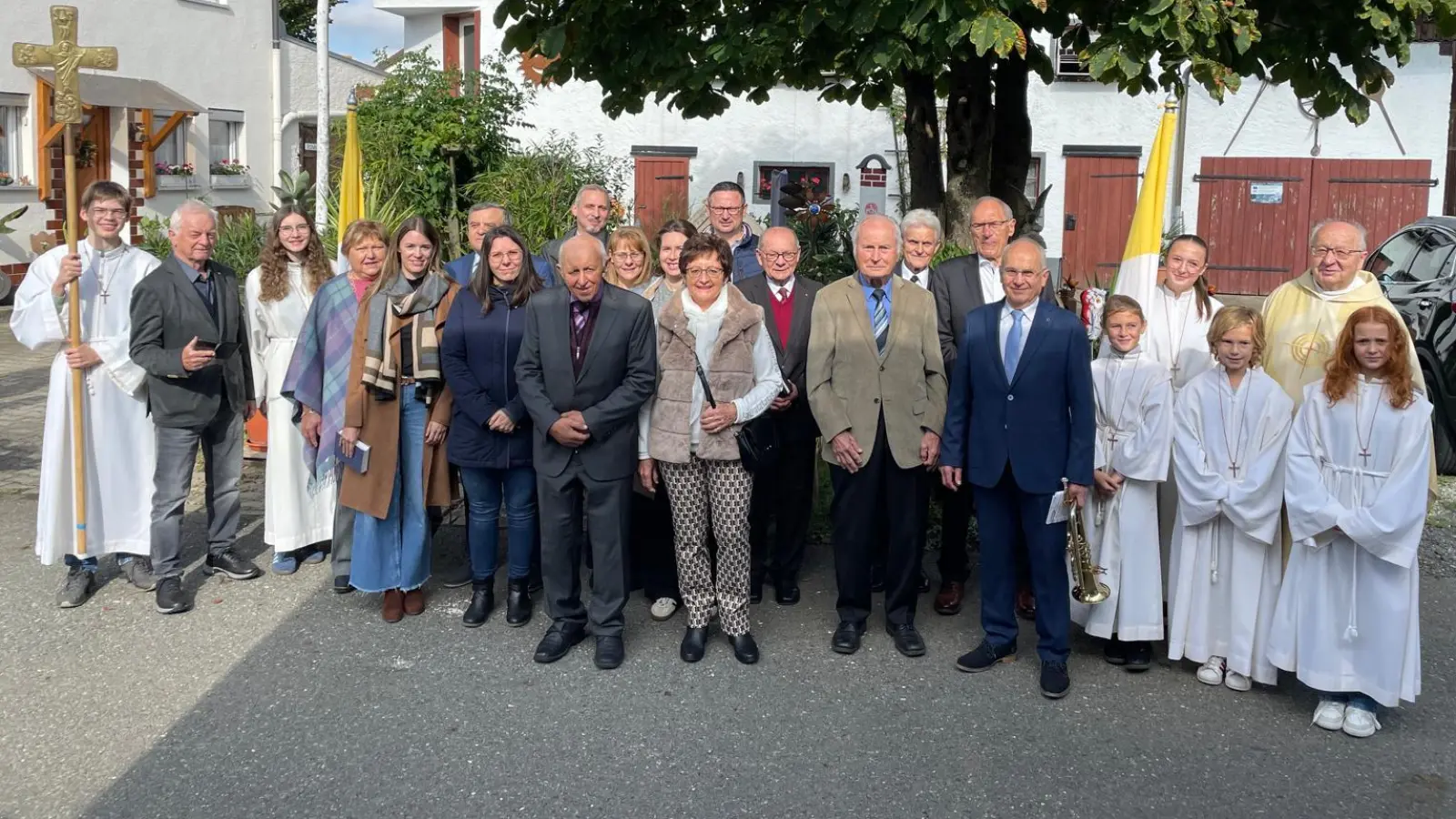 Pfarrer Helmut Süß und die Ministranten hatten die Feiernden zusammen mit der Musik beim Ein- und Auszug aus der Kirche begleitet.  (Bild: Monika Haasmann)