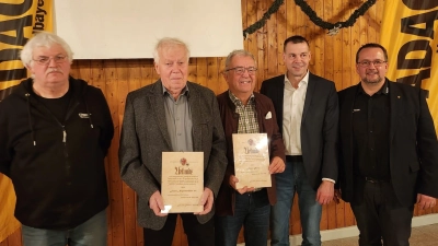 Von Links: MSC-Vorsitzender Karl-Heinz Dietrich,Ehrenmitglied Franz Negratschker sen., Ehrenmitglied Toni Dutz, BLSV-Kreisvorsitzender Andreas Malzer, ADAC-Vorstandsmitglied René Schymura. (Bild: Karl-Heinz Dietrich)