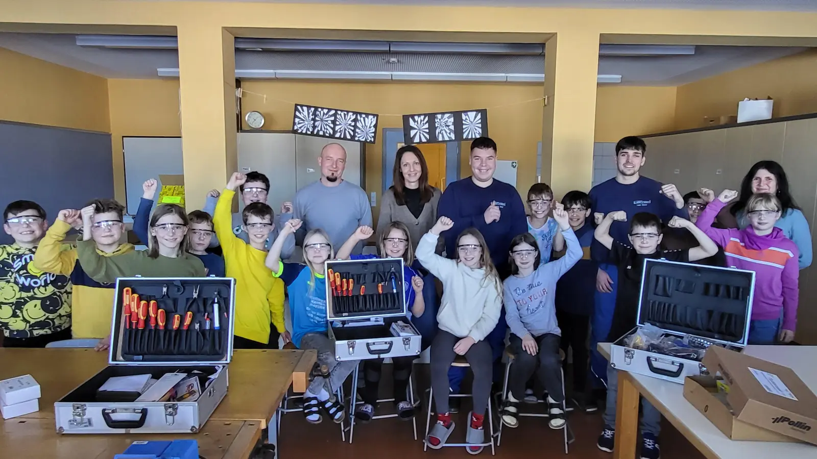 Teilnehmer des Technik-Kurses mit den Sponsoren, den Auszubildenden und der Klassenleitung (Bild: Lothar Drachsler)