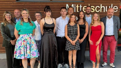 Klassenleiterin Susanne Mutzbauer, Schulleiter Günther Paul, Elternbeiratsvorsitzender Bernd Rast, die Bürgermeisterinnen Monika Waldeck (Etzenricht), Daniela Fuhrmann (Mantel) und die Bürgermeister Gerhard List (Kohlberg) und Julian Kraus (Weiherhammer) umrahmen die Jahrgangsbesten der diesjährigen Abschlussklasse. (Bild: Christina Paul)