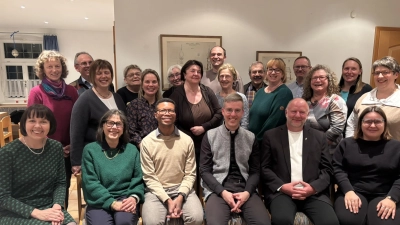 Der neue Pfarrgemeinderat der Pfarrei Neustadt WN mit den Exposituren Störnstein und Wilchenreuth stellt sich vor: links die im Amt bestätigte Sprecherin Linda Schmauß, rechts die stellvertretende Sprecherin Samira Blaschke. (Bild: Josef Pausch)