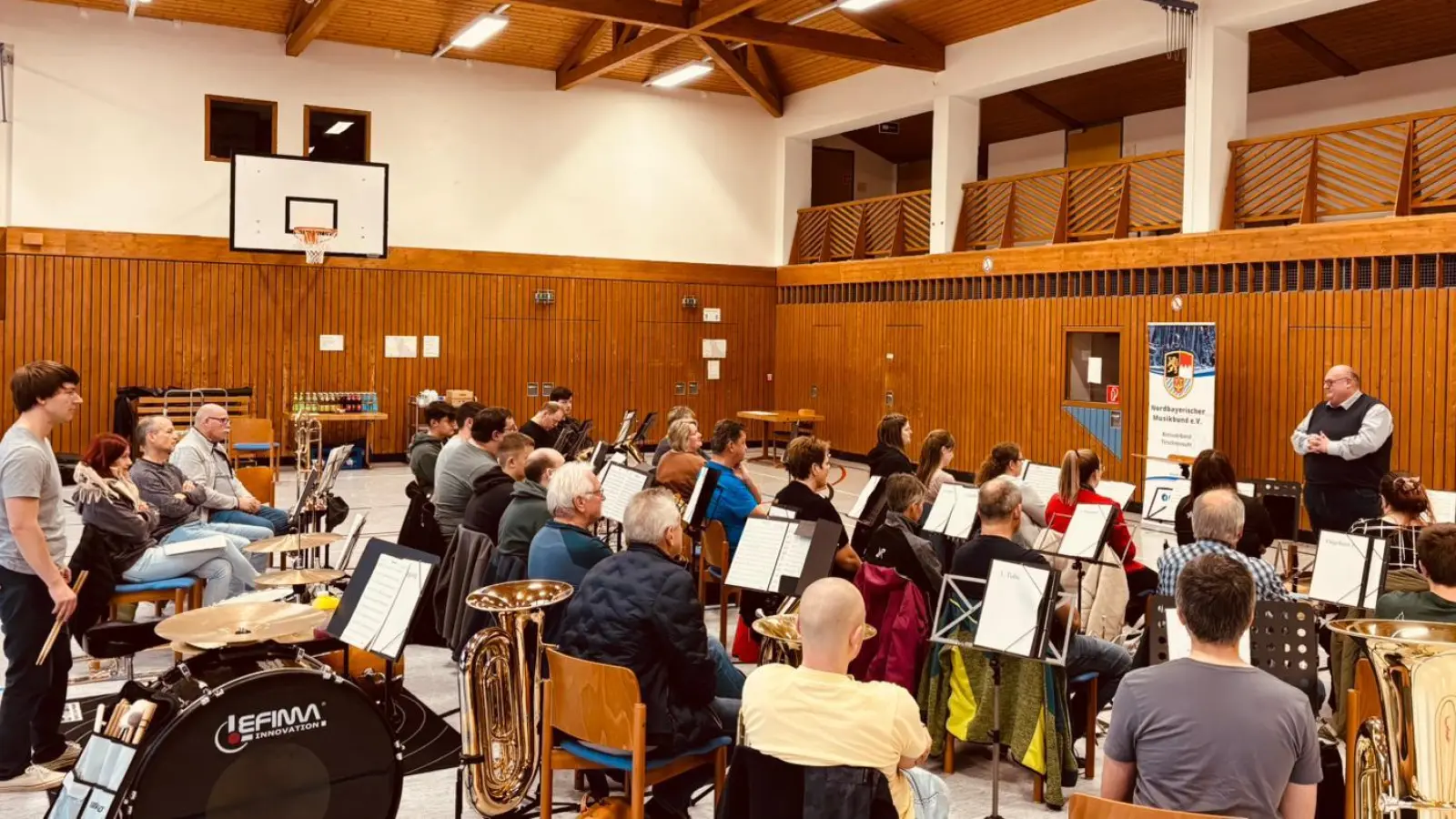 Die Teilnehmenden des Workshops folgen den Anweisungen des Dozenten Jürgen Malterer. (Bild: Jonas Bäumler)