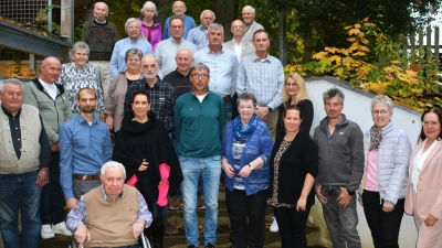 Die langjährigen Mitglieder mit dem Vorstand des ver.di-Ortsverein Amberg, sowie die Gewerkschaftssekretärin Kristin Rappl (4,v.r)und die stellvertretende Bezirksgeschäftsführerin Marina Mühlbauer (5.v.r.). (Bild: Dieter Weiß)