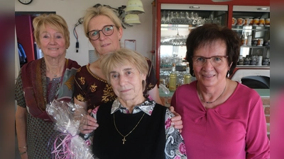 Das Team des Katholischen Seniorenkreises gratulierte das älteste Mitglied und wünschte ihr alles erdenklich Gute. Von links: Inge Pscheidt, Marlene Noetzel, Vroni Bauer und Anita Gailitzdörfer. (Bild: Fred Lehner)