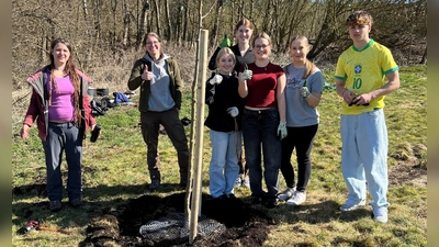 Tatkräftig arbeiteten die Wiesauer Schüler für den Klimaschutz. Es wurden Obstbäume gepflanzt, ein Totholzhaufen angelegt und ein Teich teilweise entschlammt. (Bild: Ute Döhler)