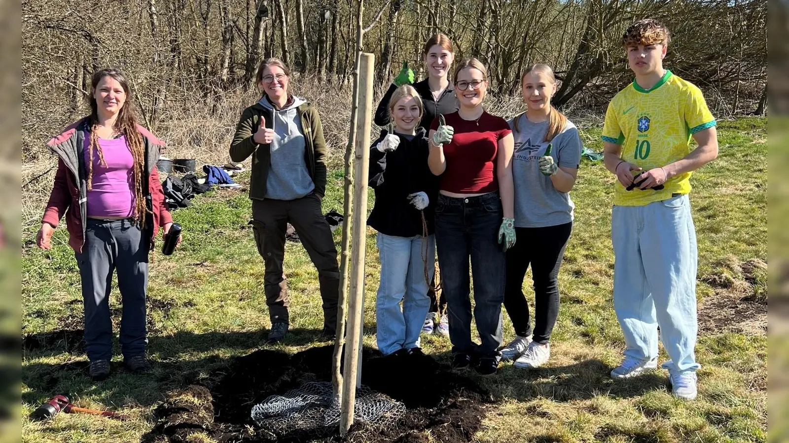 Tatkräftig arbeiteten die Wiesauer Schüler für den Klimaschutz. Es wurden Obstbäume gepflanzt, ein Totholzhaufen angelegt und ein Teich teilweise entschlammt. (Bild: Ute Döhler)