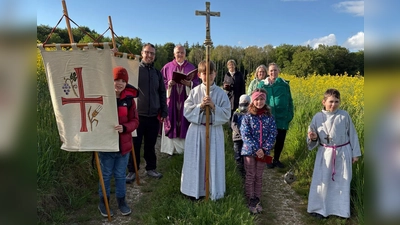 Bittgang mit Pfarrer Klein auf dem Weg nach Ermhof. (Bild: Brigitte Grimm)