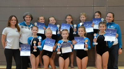 Die erfolgreichen Turnerinnen mit ihren Übungsleiterinnen. (Bild: Johanna Waninger)