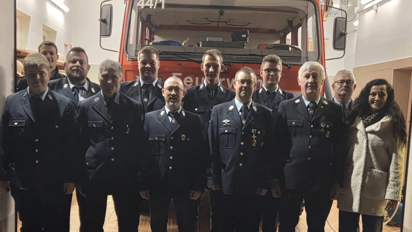 Von links: Felix Kellner, Kommandant der Feuerwehr Waldershof Lukas Neubauer, Kommandant Thomas Stilp, Andreas Kellner, Benedikt Kappauf, Hubert Kellner, Patrick Döppel, Josef Kellner, Johannes Kellner, Vorsitzender Konrad Ernstberger, Kreisbrandmeister Günther Fachtan und Bürgermeisterin Margit Bayer. (Bild: Konrad Ernstberger)