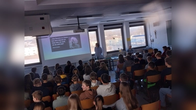 Mitarbeiter des BayernLap beim Workshop mit den Schülern des Schmeller-Gymnasiums Nabburg. (Bild: Nadine Kilgert-Bartonek)