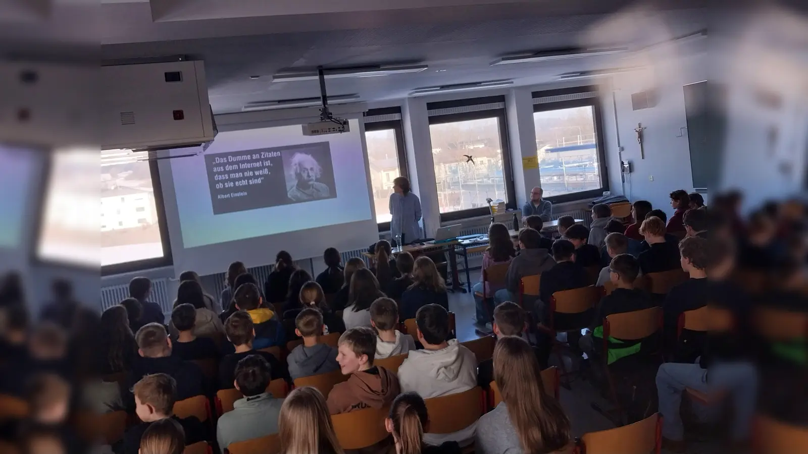 Mitarbeiter des BayernLap beim Workshop mit den Schülern des Schmeller-Gymnasiums Nabburg. (Bild: Nadine Kilgert-Bartonek)