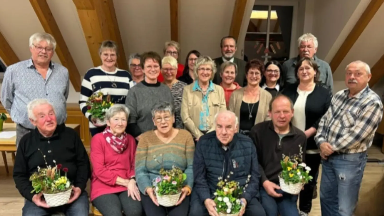 Neue Vorstandschaft und geehrte Mitglieder des GOV Diendorf. (Bild: Martina Holzwarth)