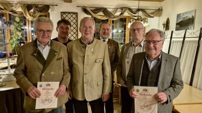 Ehrungen für langjährige Mitglieder beim Bürgerverein: Bürgermeister Frank Zeitler, Albert Zitzmann (40 Jahre), Helmut Kummert (25 Jahre), Vorsitzender Karl Beer, Günther Wicha (40 Jahre) und Werner Schrempel (40 Jahre). <br><br> (Bild: Thomas Prey)