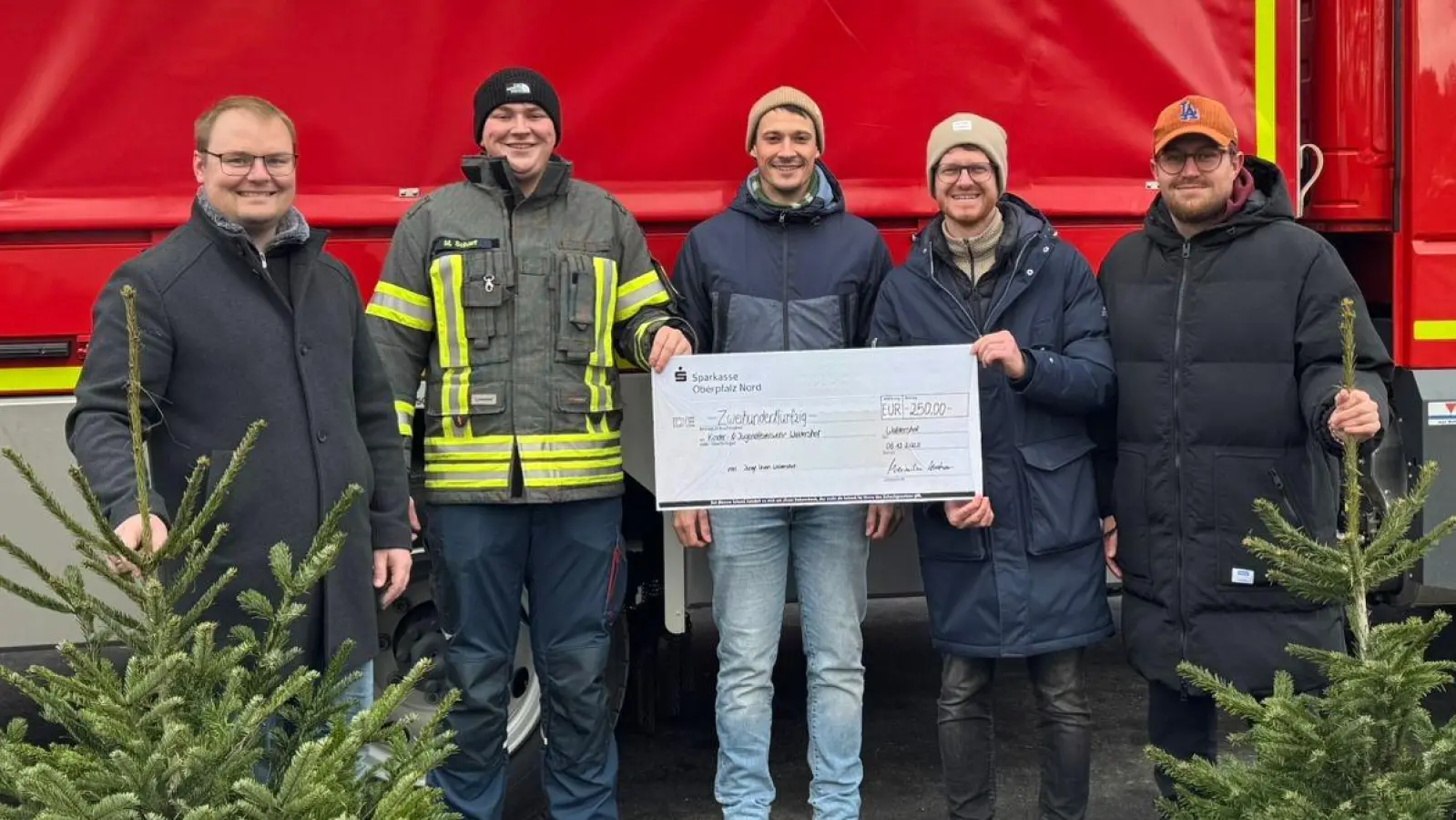 Spendenübergabe. Von links nach rechts: JU Vorstandsmitglied Florian Spörer, Feuerwehr Jugendwahrt Moritz Scharf, 1. Kommandant der Stützpunktfeuerwehr Waldershof Lukas Neubauer, JU Ortsvorsitzender Maximilian Kastner und stellv. JU und CSU Ortsvorsitzender Simon Wollner. (Bild: Nina Pirner)