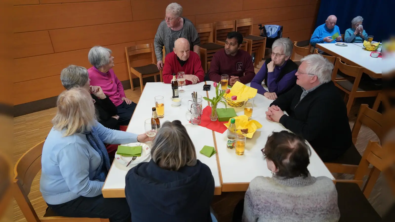 Gegen Mittag füllten sich die Plätze im Pfarrheimsaal und in der Gaststube und die Gäste freuten sich auf ein leckeres Fastenessen. (Bild: Alois Schröpf)