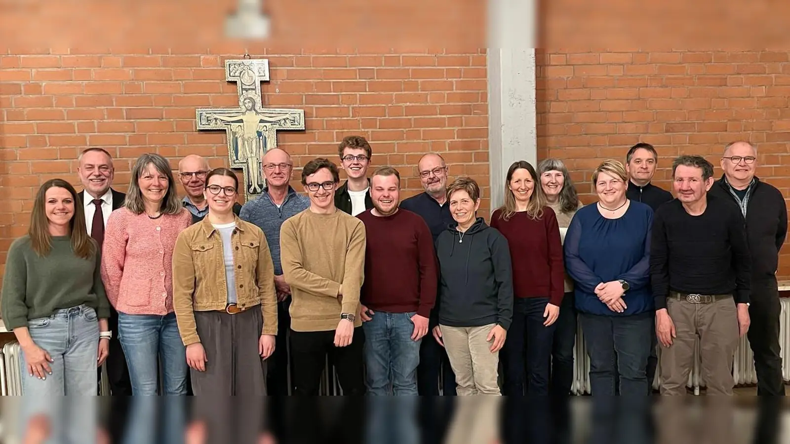 Der neu gewählte Pfarrgemeinderat von Aschach-Raigering (von links)Maria Müller, Pfarrer Josef Irlbacher, , Kerstin Püschl, Ludwig Donhauser, Liora Steinl, Thomas Nübler, Vincent Donhauser, Felix Schäffer, Jonas Weiß, Gemeindereferent Anton Rauch, Doris Luber, Sabine Baldauf, Brigitte Müllner, Bettina Birner, Marcel Rubenbauer, Norbert Schwab, Peter Roith.<br><br> (Bild: Alfred Schorner)