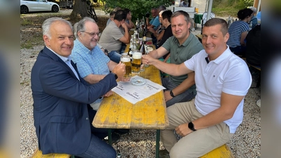 Landrat Roland Grillmeier, Ehrenvorsitzender Herbert Rubenbauer, Bürgermeister Wolfgang Söllner und Bürgermeisterkandidat Johannes Prechtl genossen bei sommerlichen Temperaturen die kühlen Getränke. (Bild: Josef Söllner)