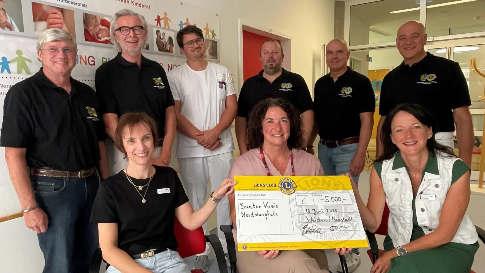 Die Mitarbeiterinnen des Bunten Kreises Nordoberpfalz und Kinderarzt Dr. Willem-Jakob Gallert (stehend, Dritter von links) freuen sich über eine 5000-Euro-Spende des Lionsclubs Neustadt/WN Lobkowitz. Sie wurde überreicht von (stehend, von links) Jürgen Schnappauf (Schatzmeister Lions-Hilfswerk), Klaus Berberich (Präsident Lions-Hilfswerk), Lions-Präsident Sebastian Denzler und den Lions-Vorständen Peter Fleischmann und Christian Kick. (Bild: Friedrich Peterhans)