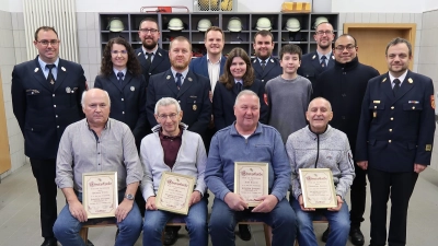 Die geehrten Kameraden der Feuerwehr Ebersbach umrahmt von den Ehrengästen<br>(Sitzend von links): Wilhelm Meiler, Erwin Winter, Josef Reuschl und Max Hammer.<br>(Stehend von links): 1. Kommandant Wolfgang Rösch, Schriftführerin Anna Reuschl,<br>Jugendwart Bernhard Lindner, 2. Kommandant Andreas Zwack, Stadtrat Jonas<br>Dittrich, ausgeschiedene Kassierin Karin Dotzler, 2. Vorsitzender Andreas Weiß,<br>Fabian Lindner, 1. Vorsitzender Manuel Lindner, Pfarrvikar Pater Jimmy Joseph<br>und Kreisbrandinspektor Michael Iberer (Bild: Christina Rabenstein)