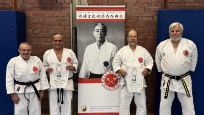 Von links nach rechts: Prüfer Schäfer Josef, Reiter Josef (2. Dan), Dr. Bruno Rieder (4. Dan) und Prüfer Götz Helmut. (Bild: Dr. Bruno Rieder)