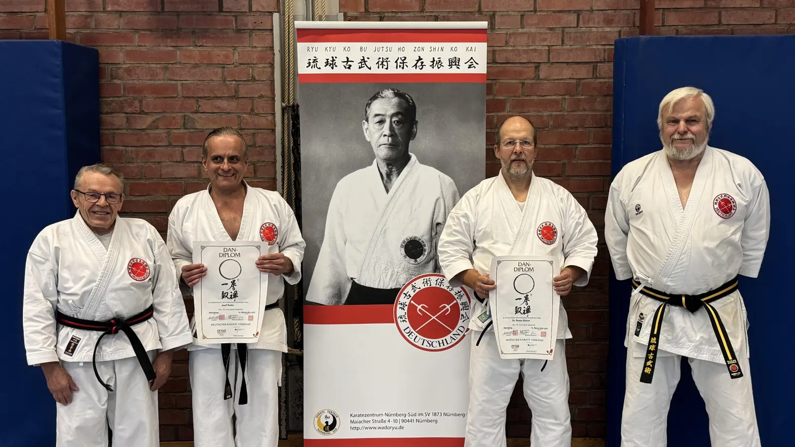Von links nach rechts: Prüfer Schäfer Josef, Reiter Josef (2. Dan), Dr. Bruno Rieder (4. Dan) und Prüfer Götz Helmut. (Bild: Dr. Bruno Rieder)