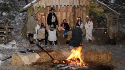 Krippenszene bei der Waldweihnacht (Bild: Daniel Meuler)