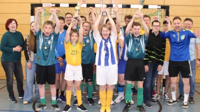 Mit Leidenschaft und Begeisterung kämpften die Fußballer/innen der Förderschulen mit dem Förderschwerpunkt geistige Entwicklung um den Titel des Bezirksmeisters. Unsere Aufnahme zeigt die erfolgreichen Teilnehmer/innen von der Schule am Kleefeld im HPZ Irchenrieth mit Schulleiterin Petra Rothmund (1.v.l.) und Turnierleiter Lehrer Markus Schuller (stehend hinten rechts). (Bild: Albert Gruber)