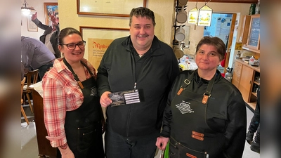 Carolin Rosner (links) und Angela Riedl (rechts), die beiden Vorsitzenden des Vereins Stammtischfreunde Plößberg e.V. freuten sich, mit Thorsten Schiener (Mitte) aus Plößberg das 100. Mitglied in ihrem Verein begrüßen zu können. Zur Belohnung gab es für ihn einen 100-Euro-Gutschein bei den Stammtischfreunden. (Bild: Jasmin Sankey)