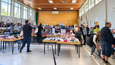 Viele Besucher erfreuten sich an der kunterbunten Auswahl an Kleidung, Spielsachen uvm.  (Bild: Claudia Gleissner)