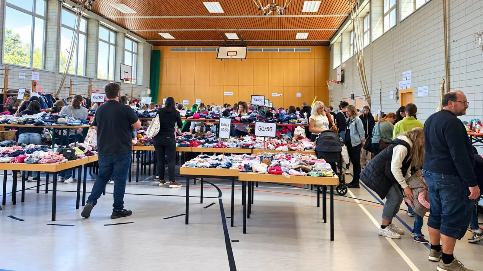 Viele Besucher erfreuten sich an der kunterbunten Auswahl an Kleidung, Spielsachen uvm.  (Bild: Claudia Gleissner)