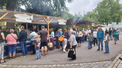 Bereits kurz nach Beginn begannen sich die Schlangen zu bilden. (Bild: Matthias Schopf)