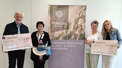 Sie dankten für die großzügigen Zuwendungen: <br>Von Links: Schuldirektor Michael Schuierer vom Förderzentrum Amberg, Sonja Kellner, 1. Vorsitzende des Pallicura Förderverein e.V., Kinderkrankenschwestern Katharina Kröner und Agnes Wagner von Der Bunte Kreis Kuno Familiennachsorge in Regensburg (Bild: Claudia Berger)