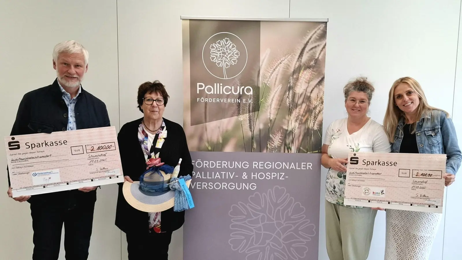 Sie dankten für die großzügigen Zuwendungen: <br>Von Links: Schuldirektor Michael Schuierer vom Förderzentrum Amberg, Sonja Kellner, 1. Vorsitzende des Pallicura Förderverein e.V., Kinderkrankenschwestern Katharina Kröner und Agnes Wagner von Der Bunte Kreis Kuno Familiennachsorge in Regensburg (Bild: Claudia Berger)