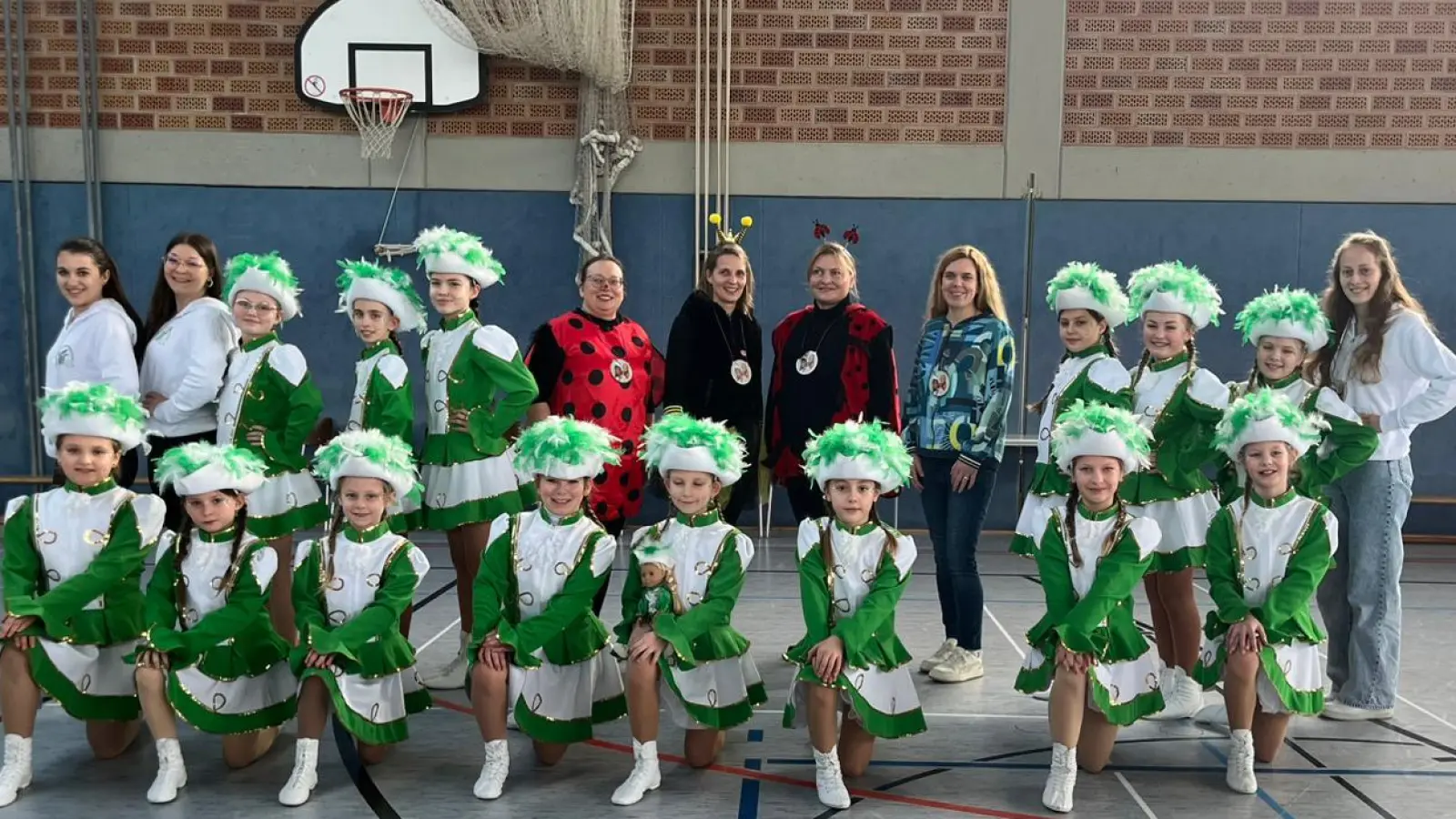 Die Grüne Garde der Eschenbacher Faschingsgesellschaft mit ihren Trainerinnen (von links) Eva-Marie Schmidt, Jasmin Kroher und Hanna Seemann (im weißen Shirt) sowie den Verantwortlichen der VHS mit Orden (von links) Cornelia Spies, Stefanie Händel, Angelika Denk und Pamela Walberer. (Bild: Angelika Denk)