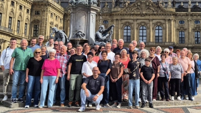 Die Reisegruppe der Riglasbrünner mit Vorstand Christian Stöcklmeier (knieend) vor der Residenz in Würzburg.  (Bild: Christian Stöcklmeier)