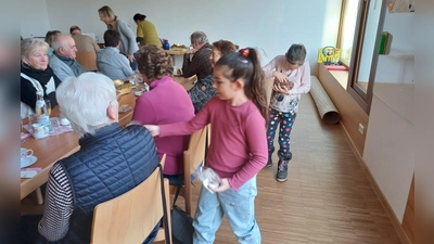 Chorkinder verteilen Lebkuchenherzen. (Bild: Margot Stürzer)