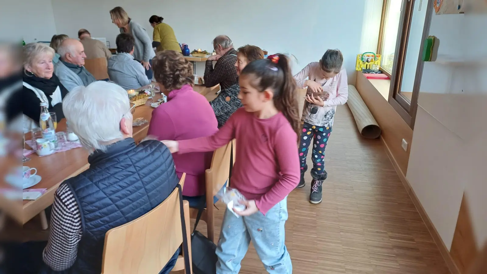 Chorkinder verteilen Lebkuchenherzen. (Bild: Margot Stürzer)