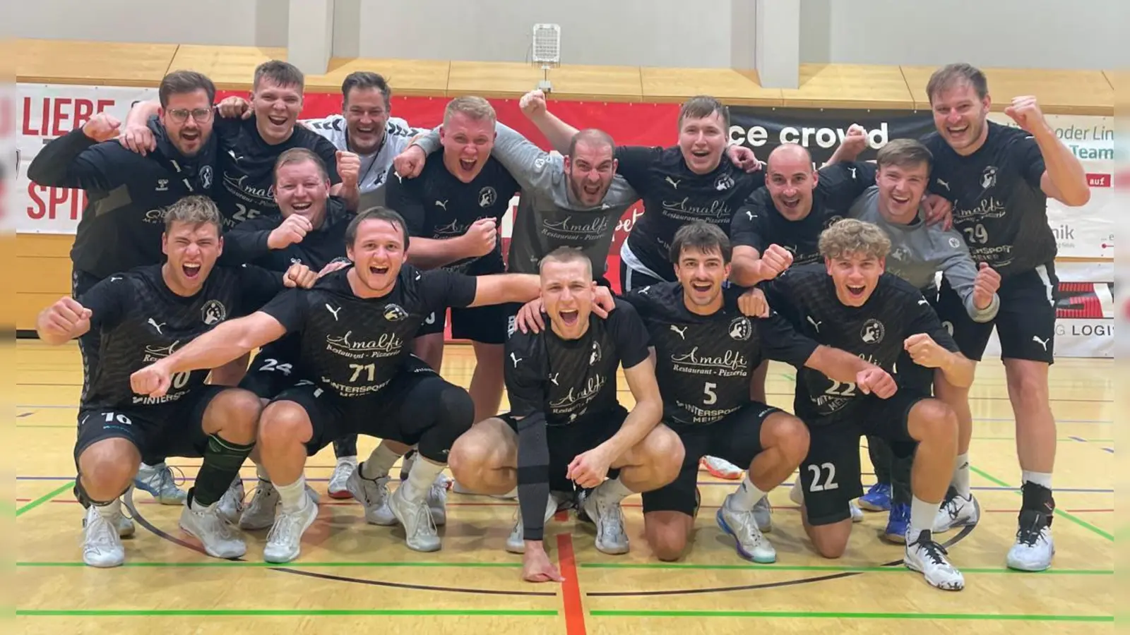 Mannschaftsfoto nach dem Derbysieg (Bild: HSG Nabburg-Schwarzenfeld)