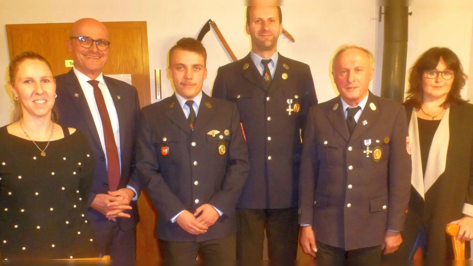 Dominik Meier (Dritter von links) übernimmt das Amt des Kommandanten von seinem Vater Hans Meier (Fünfter von links). Markus Kaiser (Vierter von links) ist Stellvertreter. Mit im Bild Bürgermeister Maximilian Beer und Carmen Reger-Mysik (links), die Nachfolgerin von Feuerwehrsachbearbeiterin Ute Voith (rechts). (Bild: Mandl/exb)