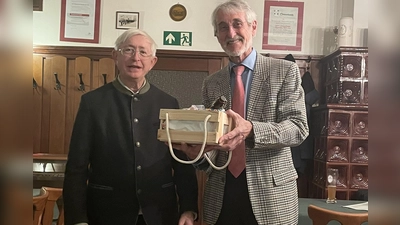 Zweiter Vorsitzender Karl Meier bedankt sich mit einem Korb regionaler Köstlichkeiten (Bild: Gerhard Steiner)